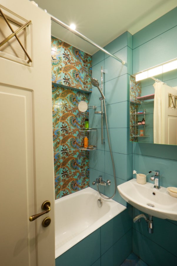 azulejos brillantes en el baño