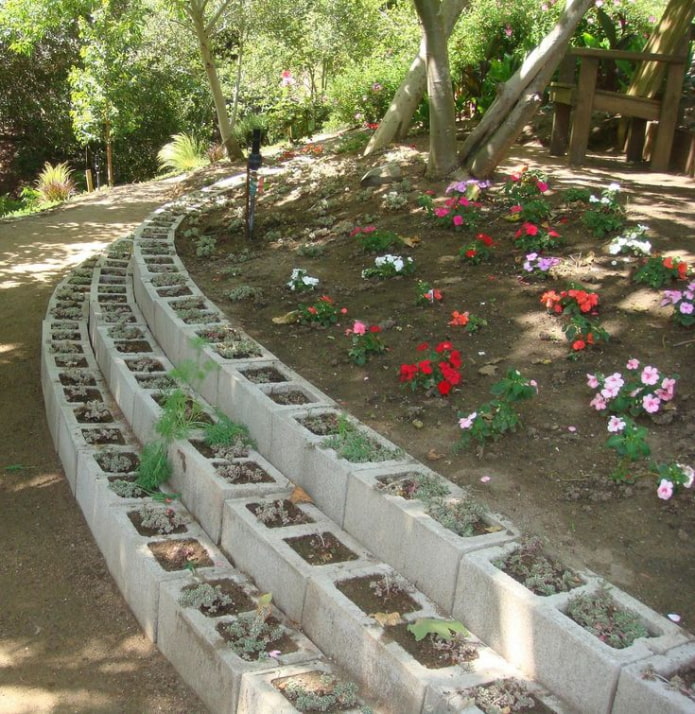 borde de tres niveles para un jardín de flores de bloques rectangulares