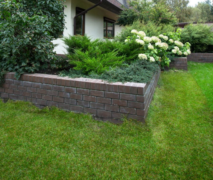 borde alto para un jardín de flores en forma de ladrillo