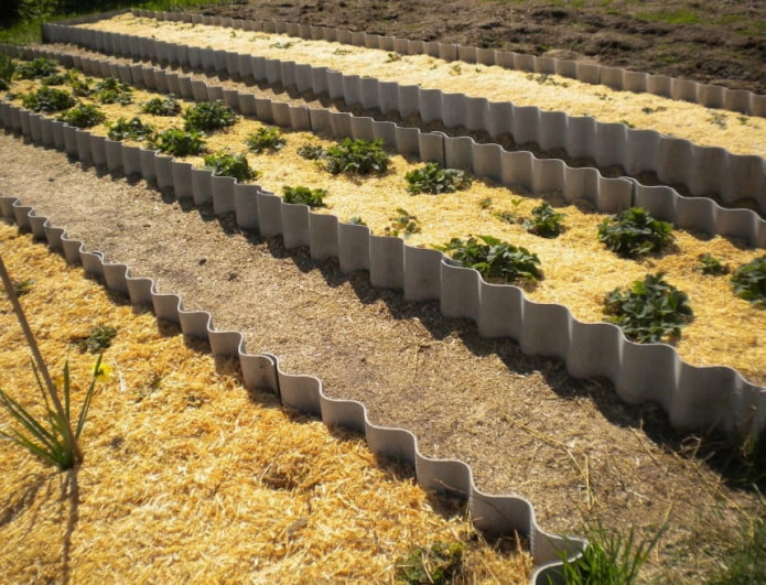 valla de pizarra baja para un jardín de flores