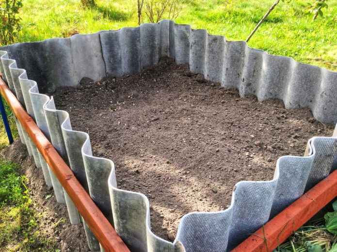 valla alta de pizarra reforzada para un macizo de flores rectangular