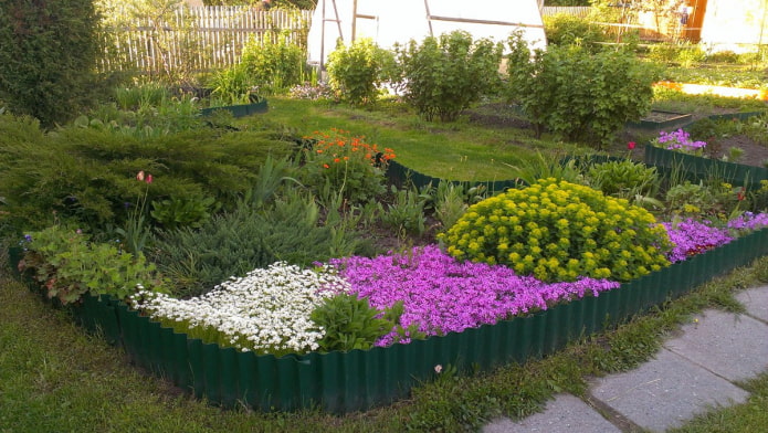 borde del jardín de flores hecho de cartón corrugado verde oscuro