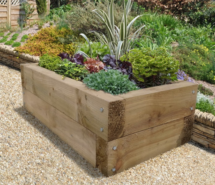 cama de flores rectangular con un borde de barra gruesa