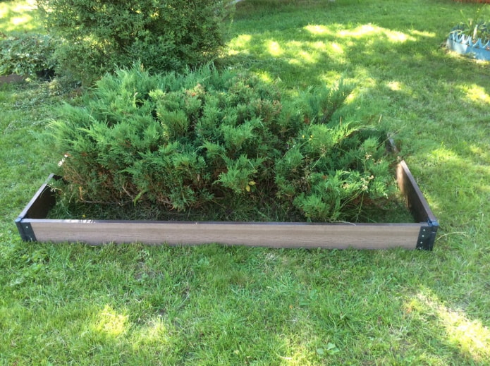 lado rectangular para un macizo de flores hecho de tablas sujetas con bucles de hierro