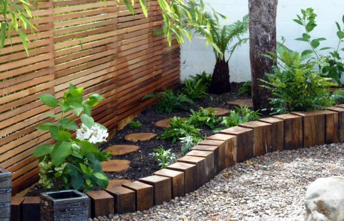 una cerca para un jardín de flores de barras excavadas verticalmente