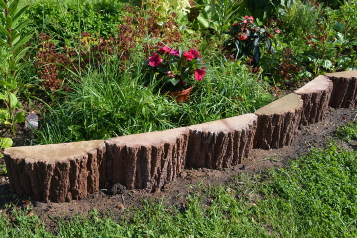 una cerca para un jardín de flores de fragmentos verticales de troncos