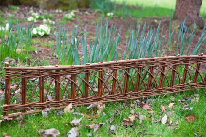 valla calada de vid tejida para un jardín de flores