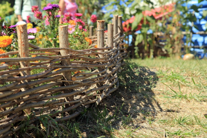 wicker na bakod para sa isang hardin ng bulaklak mula sa magaan na manipis na mga sanga