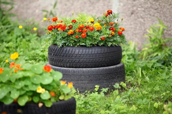 un macizo de flores de dos neumáticos apilados