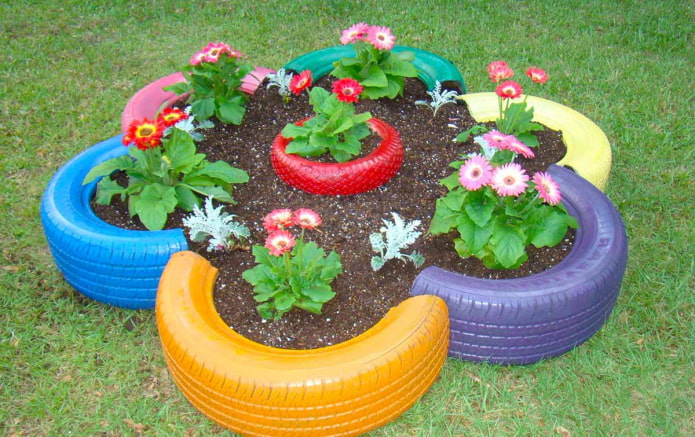 macizo de flores hecho de neumáticos pintados