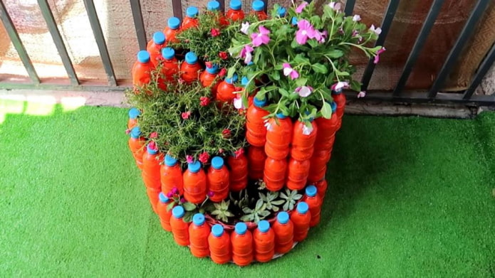 Cama de flores de varios niveles hecha de botellas de plástico de colores