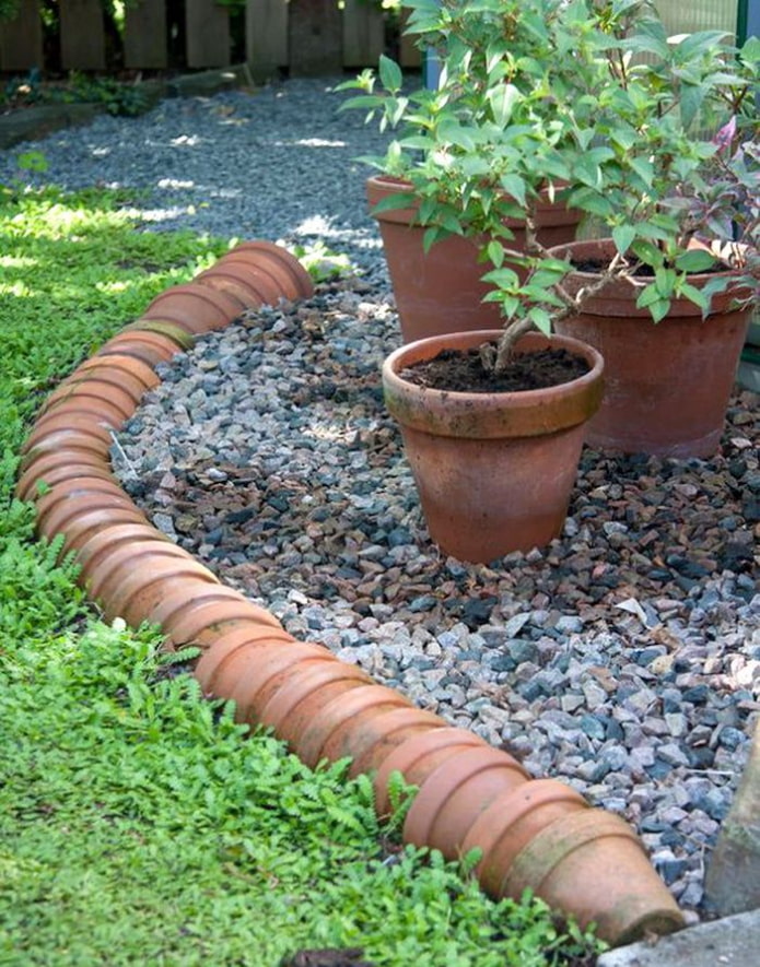 borde para un jardín de flores de macetas de cerámica anidadas entre sí