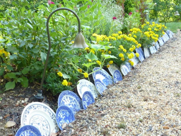 borde para un jardín de flores de platos de diferentes tamaños