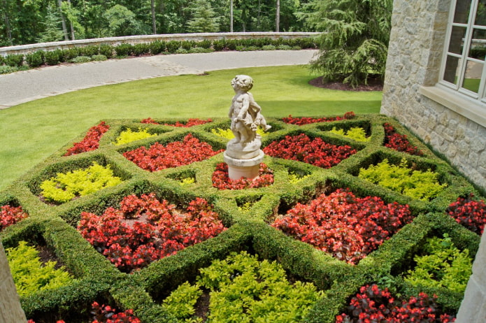 kulot na bulaklak na kama na may isang parihabang hedge