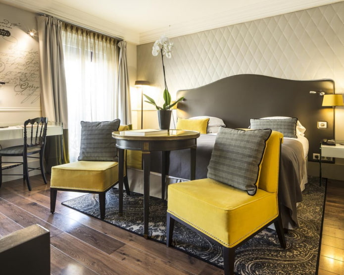 hermosa combinación de colores amarillo y gris oscuro en el dormitorio