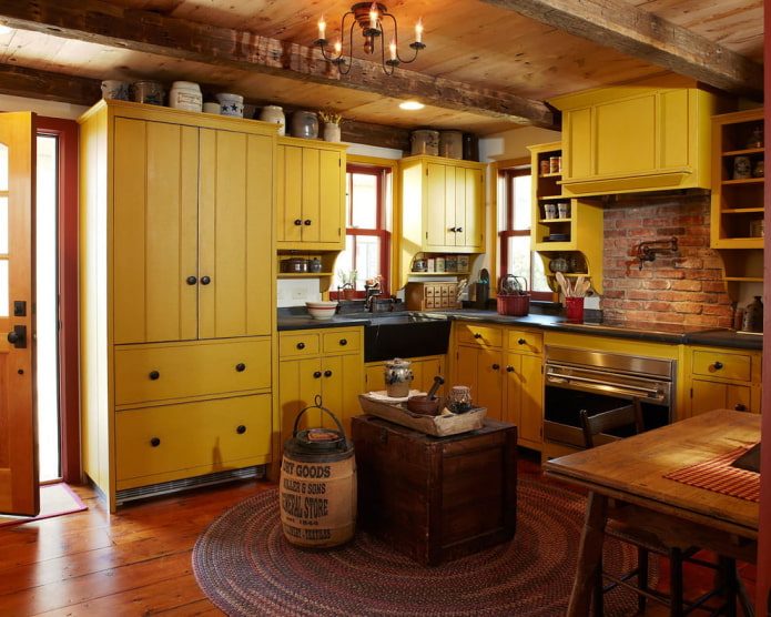 cocina de estilo rústico con muebles de madera amarilla