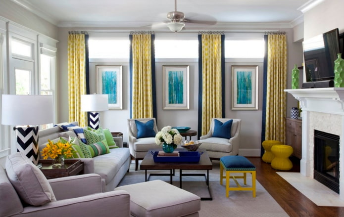 moderna sala de estar blanca con detalles en amarillo y azul