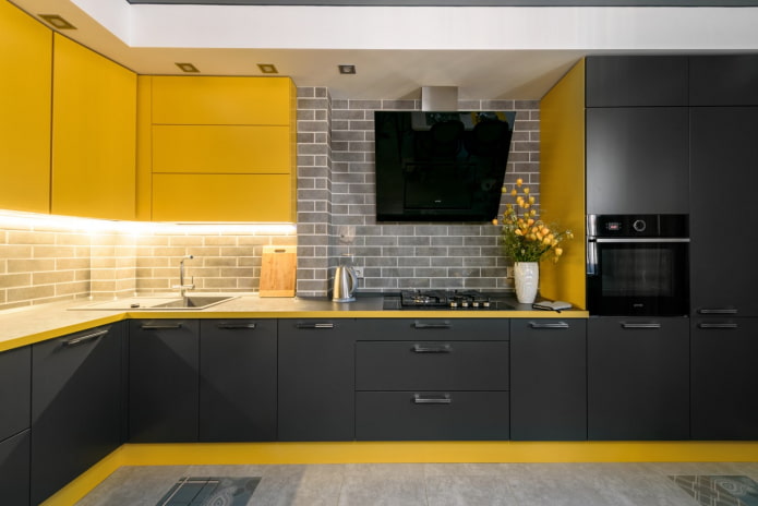 cocina estilo loft gris y amarillo