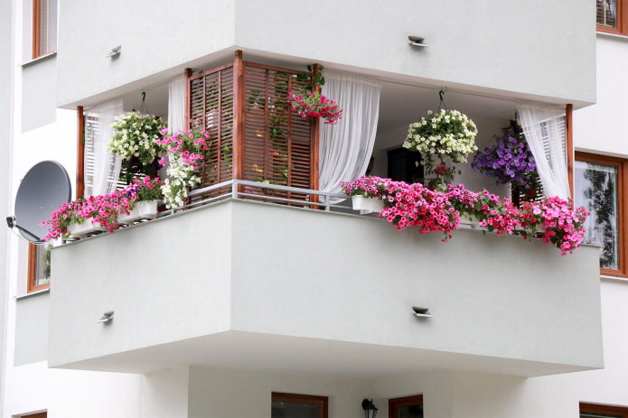 decoración del balcón con flores.