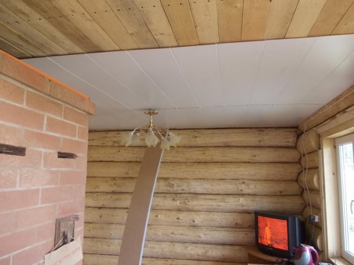 instalación de paneles de techo de plástico en una cabaña de madera