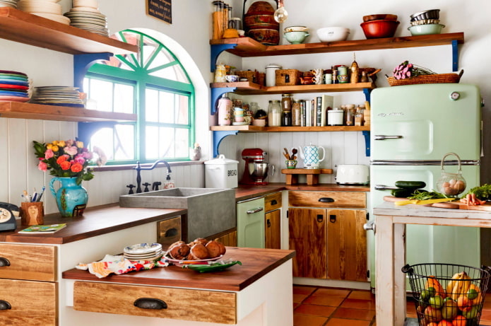 cocina con fachadas de madera