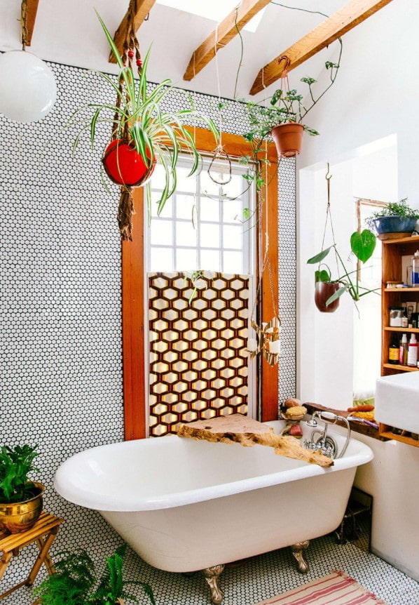 plantas en el baño en estilo boho