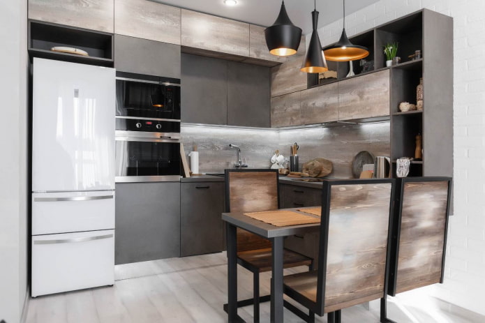 madera de varios tonos en el interior de una cocina blanco grisáceo