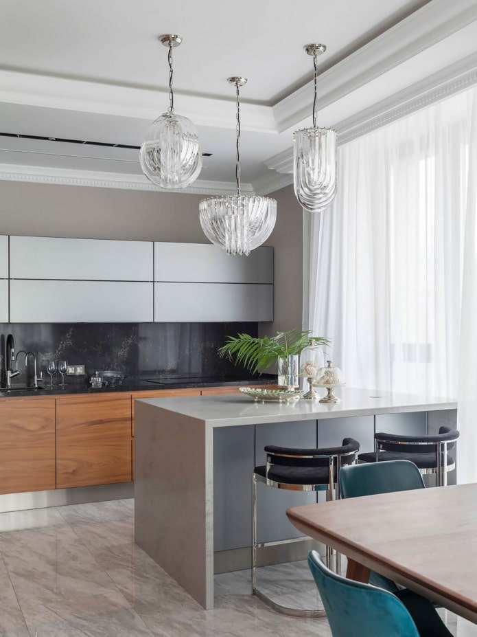 gabinetes de madera, lámparas originales y sillas turquesas en una cocina gris y blanca