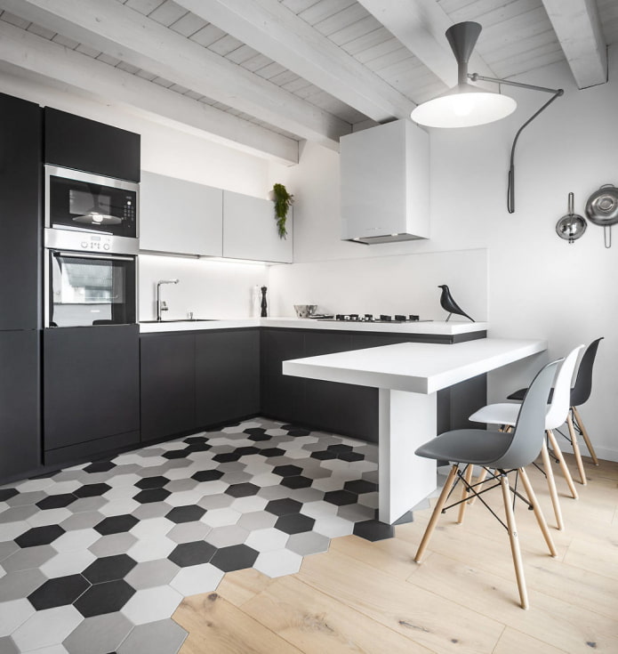 hermosa combinación de azulejos y madera en el piso de una cocina gris-blanca