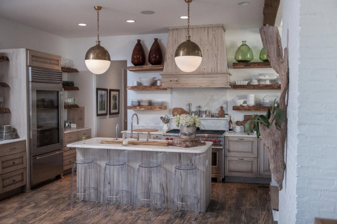 Cocina de estilo provenzal en gris y blanco con elementos de madera natural