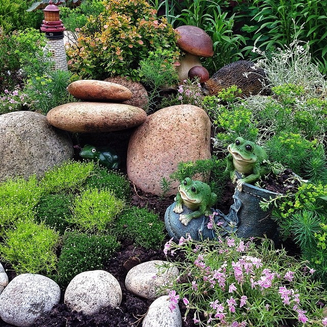 decoración del tobogán alpino con figuritas de jardín