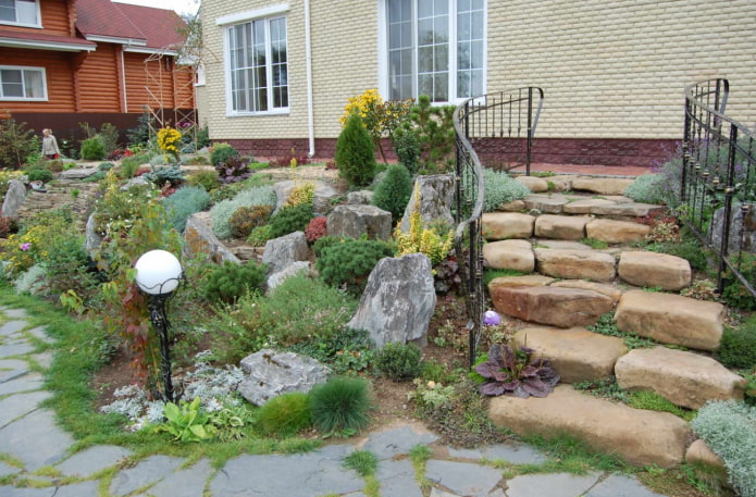 jardín de rocas en la ladera