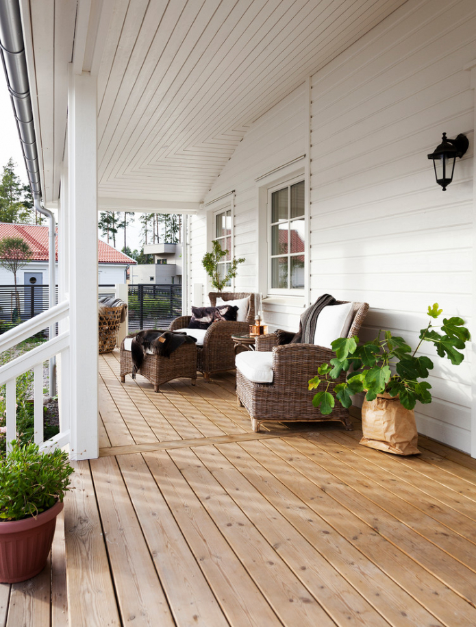 Veranda con sillas de mimbre