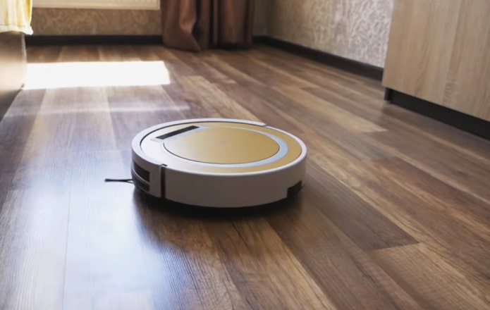 Ang robot vacuum cleaner ay naglilinis