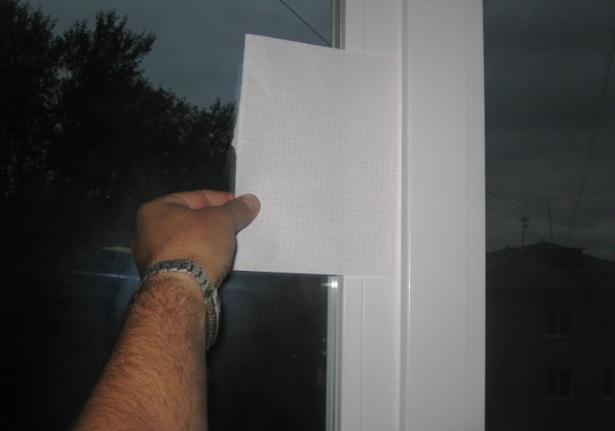 Comprobación de la estanqueidad de la ventana con papel.