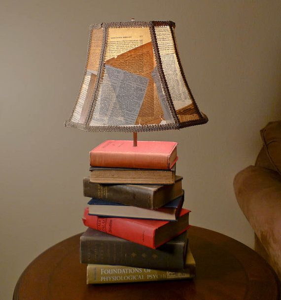 Decoración de lámpara con libros