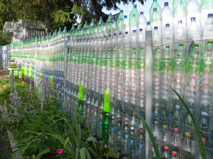 Cercado de botellas de plástico