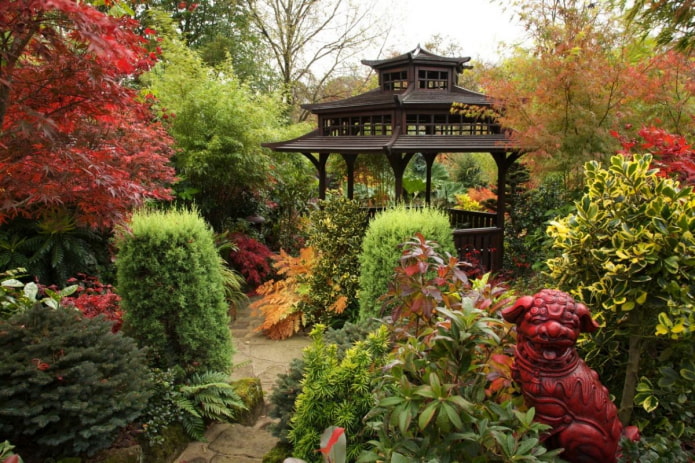 hardin na may istilong tsino na gazebo