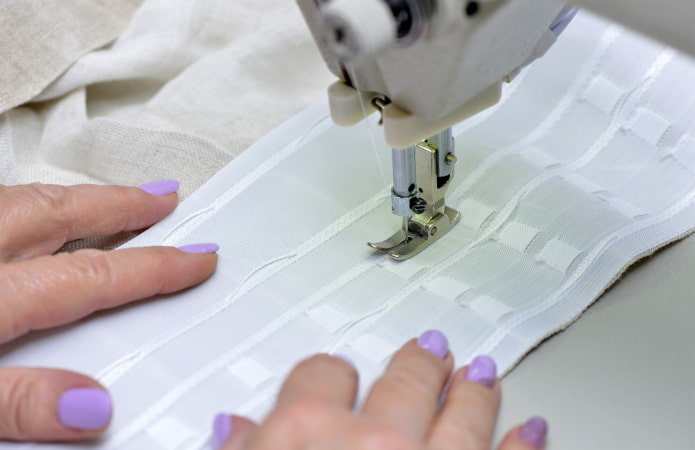 coser una cinta de cortina en una máquina de escribir