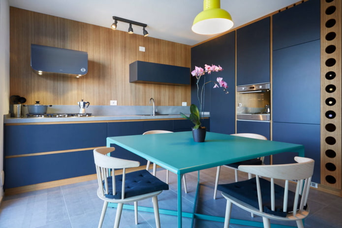 cocina azul con madera