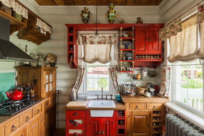 Muebles antiguos en la cocina campestre.