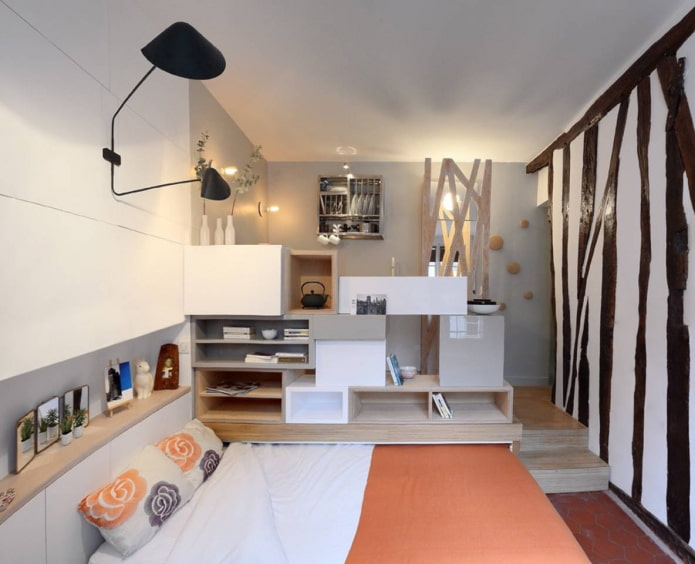 interior de un apartamento tipo estudio con una cama plegable