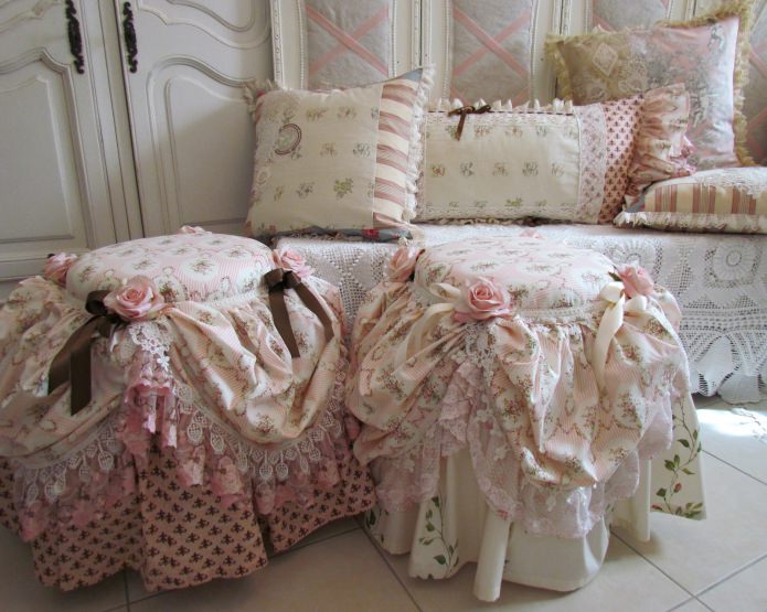 mga shabby chic poufs