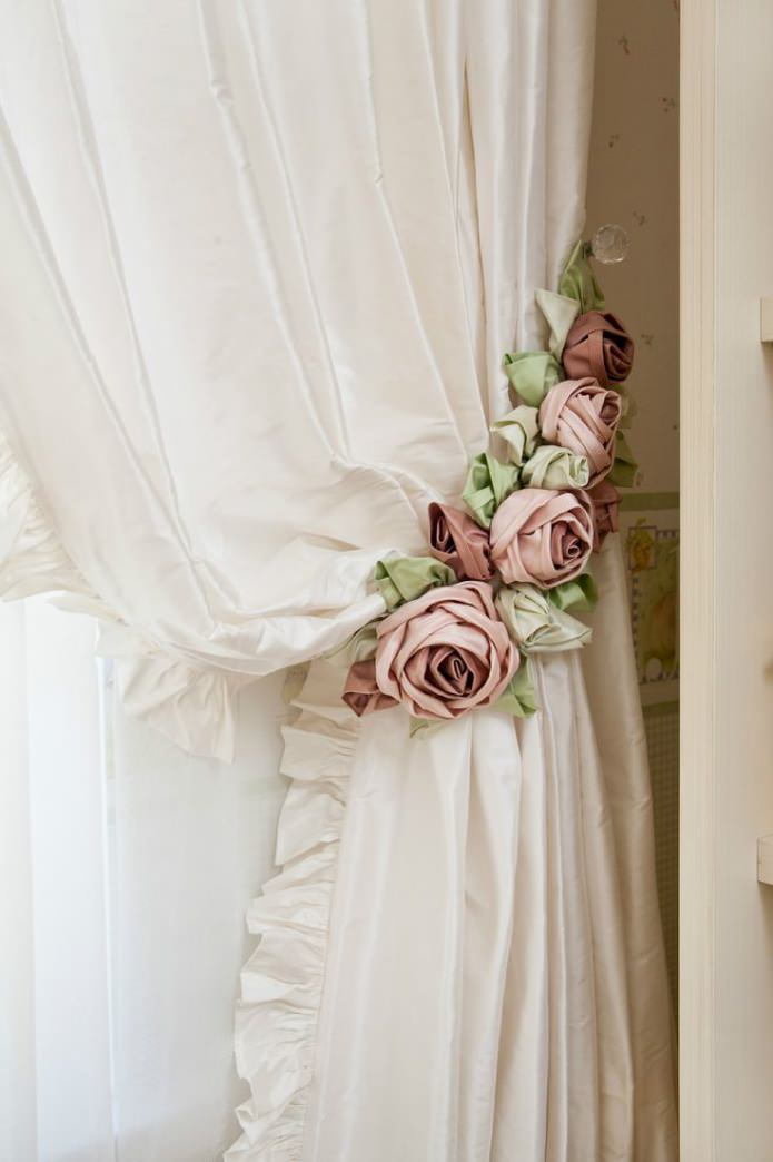 colgante en cortinas con rosas