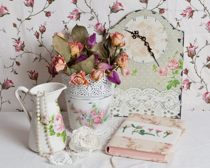 decoración shabby chic con motivos de rosas