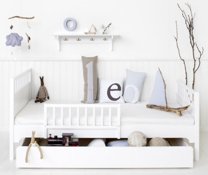 cajones en la cama para guardar juguetes en la habitación de los niños