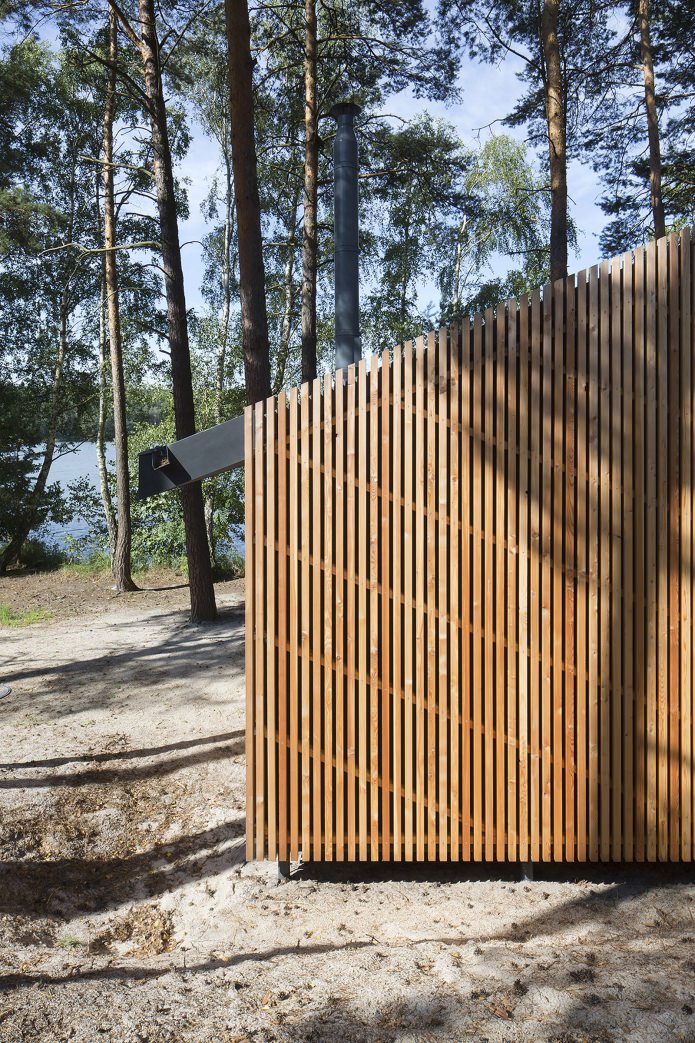 la fachada de la casa enfundada con listones de madera