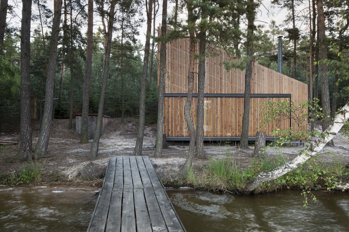 Pequeña casa moderna junto al lago.