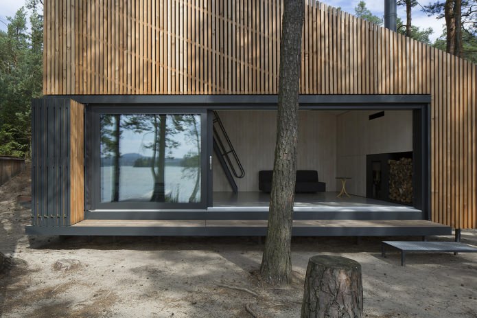 Pequeña casa en el bosque