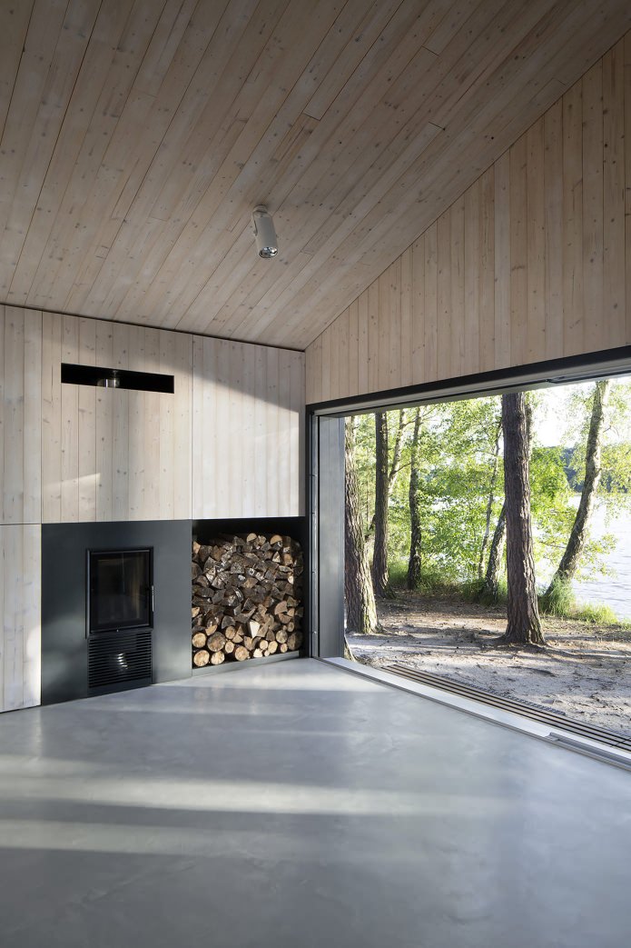 Chimenea en una pequeña casa moderna.